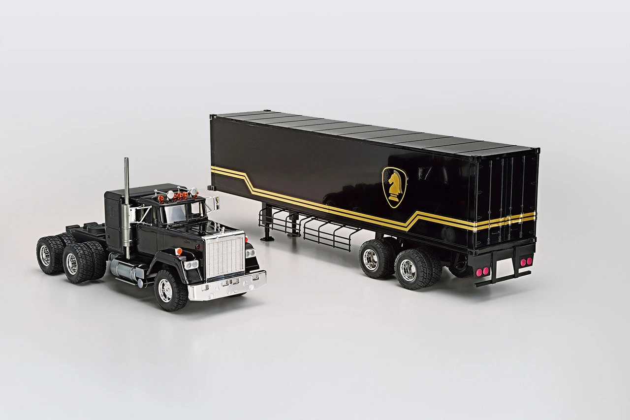 Aoshima 1/28 KNIGHT RIDER - KNIGHT TRAILER TRUCK MODEL KIT 3 Aoshima 1/28 KNIGHT RIDER - KNIGHT TRAILER TRUCK MODEL KIT - Image 3