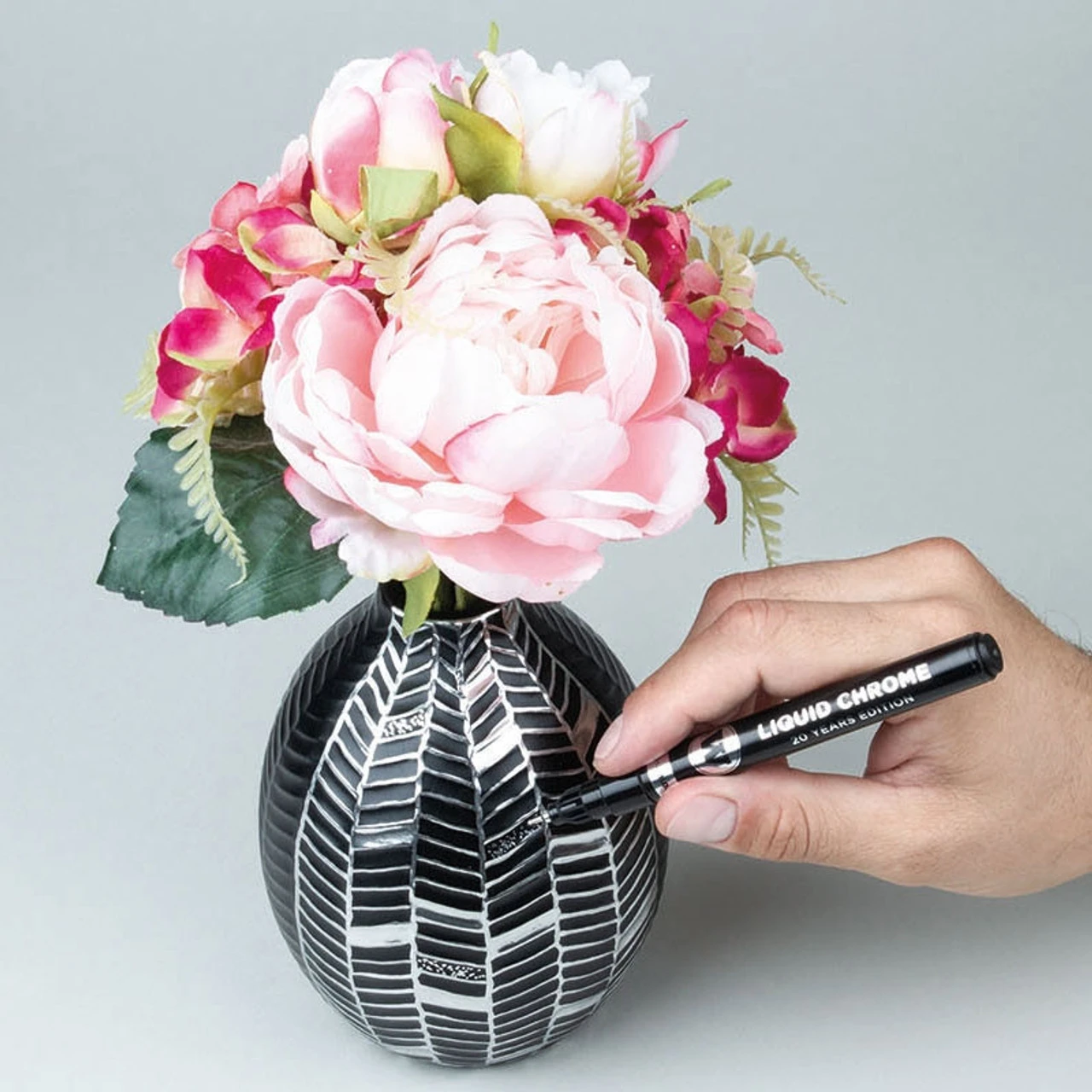 Molotow Liquid Chrome - 1mm Nib Pump Marker Pen 2 Molotow Liquid Chrome - 1mm Nib Pump Marker Pen - Image 2